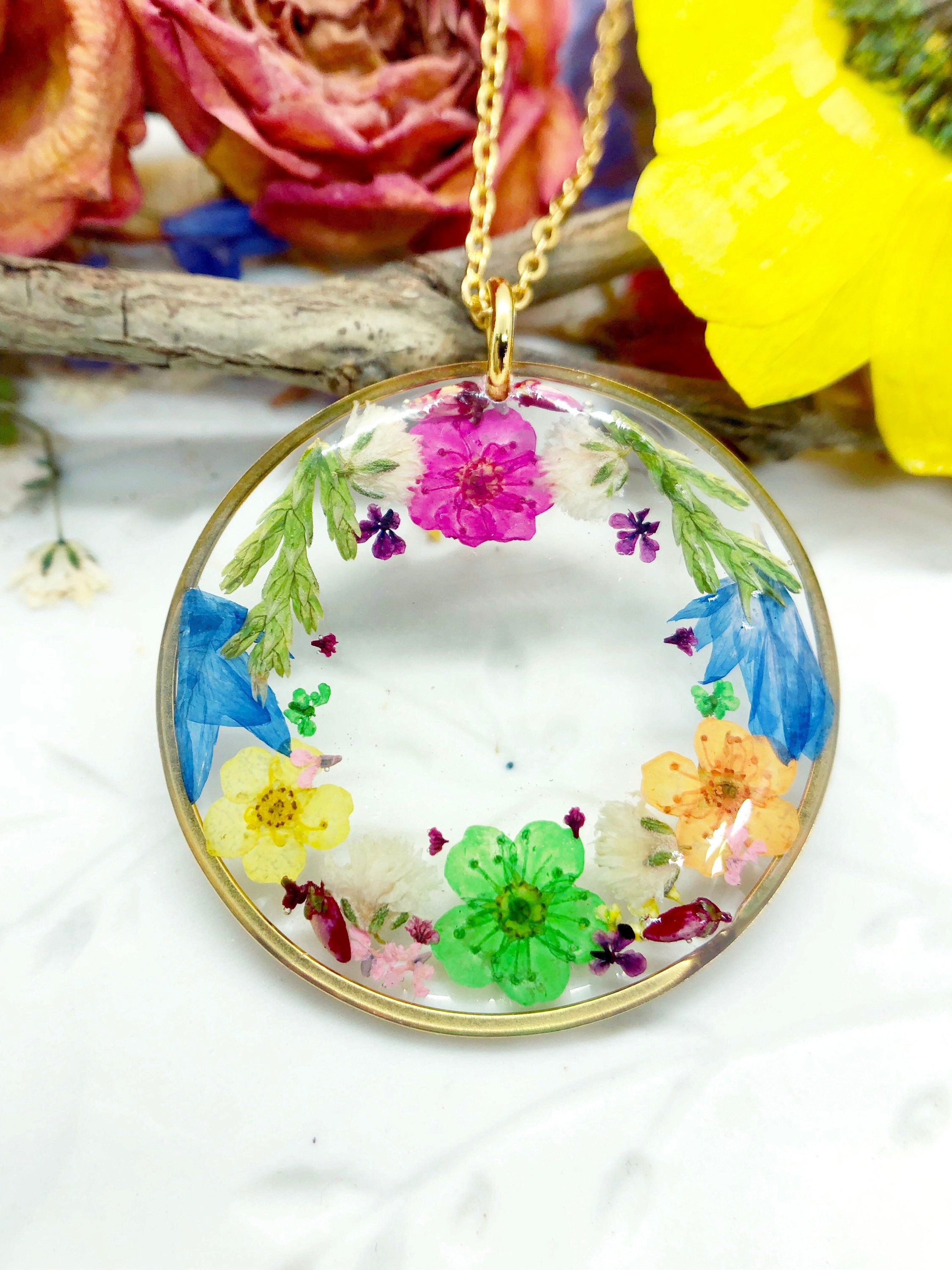 Collana gioielli in resina, ciondolo oro corona fiori veri pressati essiccati. Collana donna fiori arcobaleno