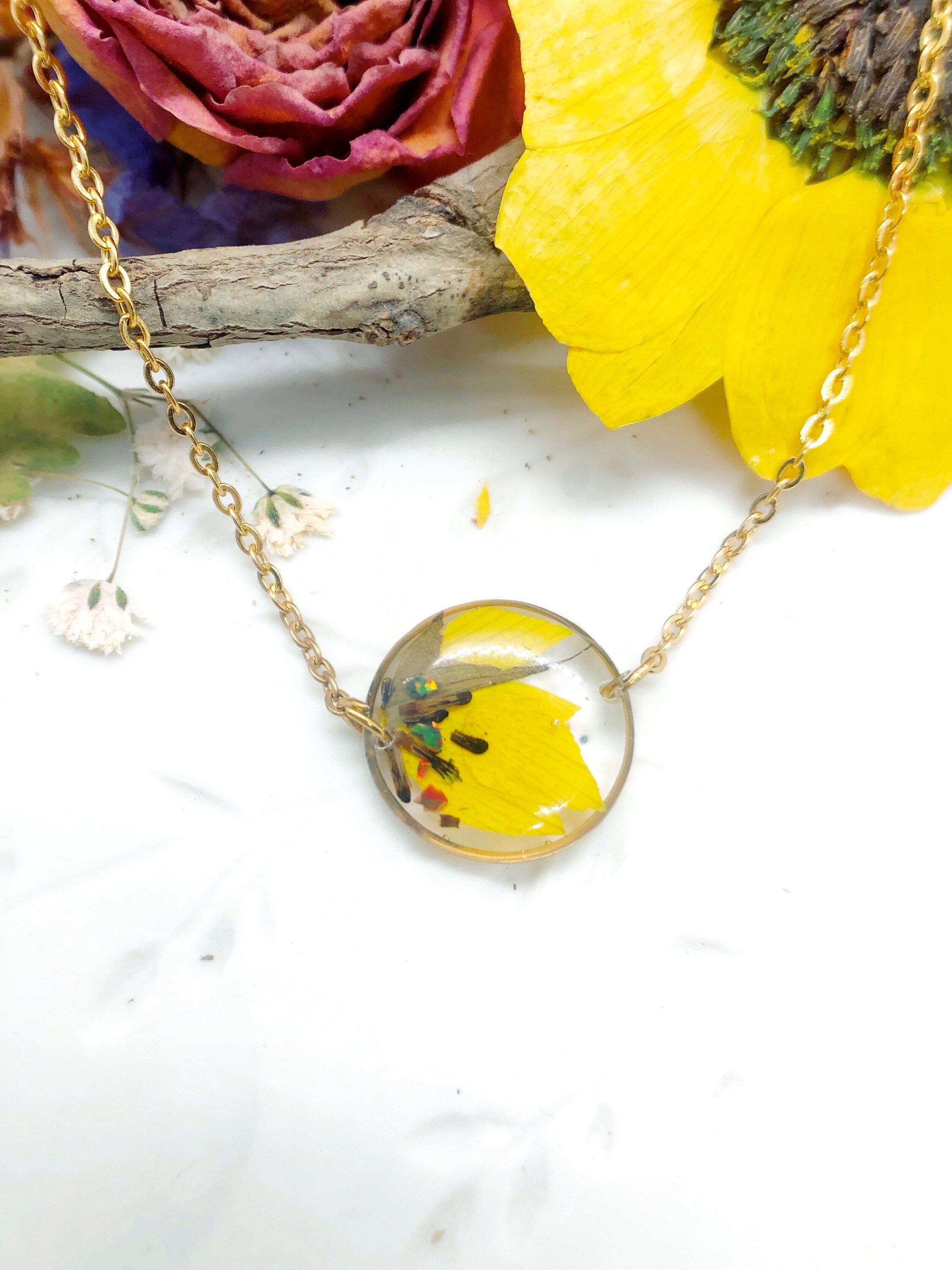 Collana donna fiore vero girasole in resina uv. Ciondolo cerchio oro con catenella acciaio.Gioielli resina.Fiori pressati essiccati