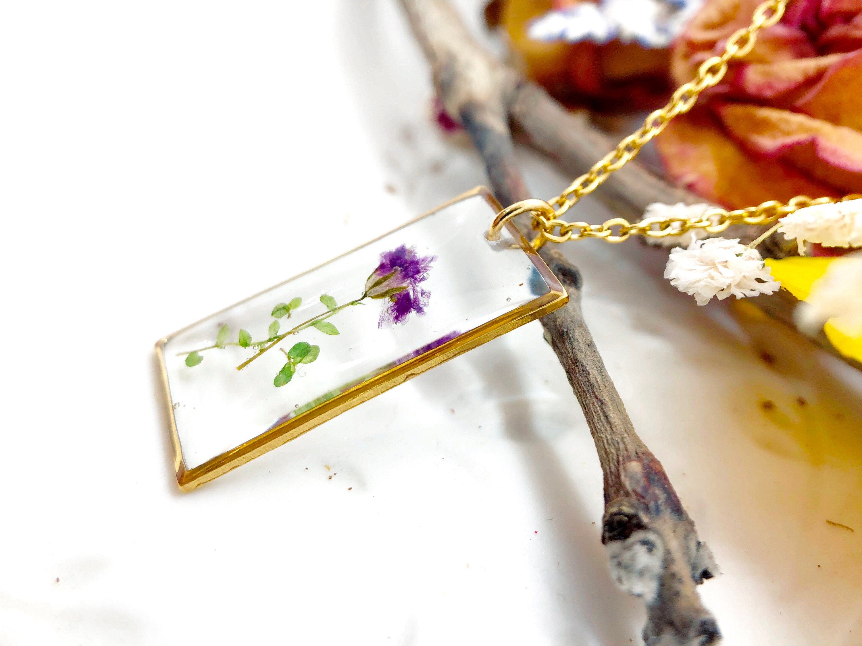 Collana donna ciondolo fiore vero nebbiolina viola in resina.Collana minimal botanica.Gioielli cristalli fiori essiccati pressati terrarium.