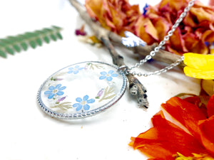 Collana fiori veri nontiscordardimé Forget me not in resina uv. Ciondolo cerchio argento acciaio.Gioielli resina.Fiori pressati essiccati