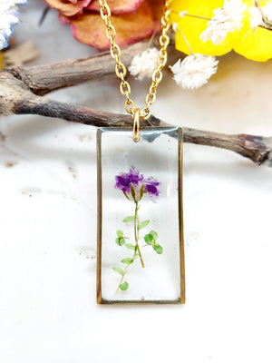 Collana donna ciondolo fiore vero nebbiolina viola in resina.Collana minimal botanica.Gioielli cristalli fiori essiccati pressati terrarium.