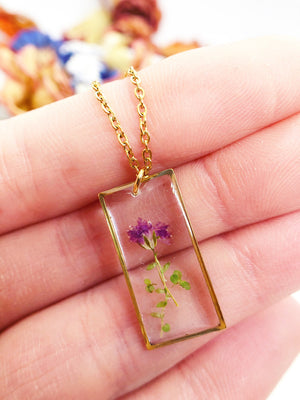 Collana donna ciondolo fiore vero nebbiolina viola in resina.Collana minimal botanica.Gioielli cristalli fiori essiccati pressati terrarium.