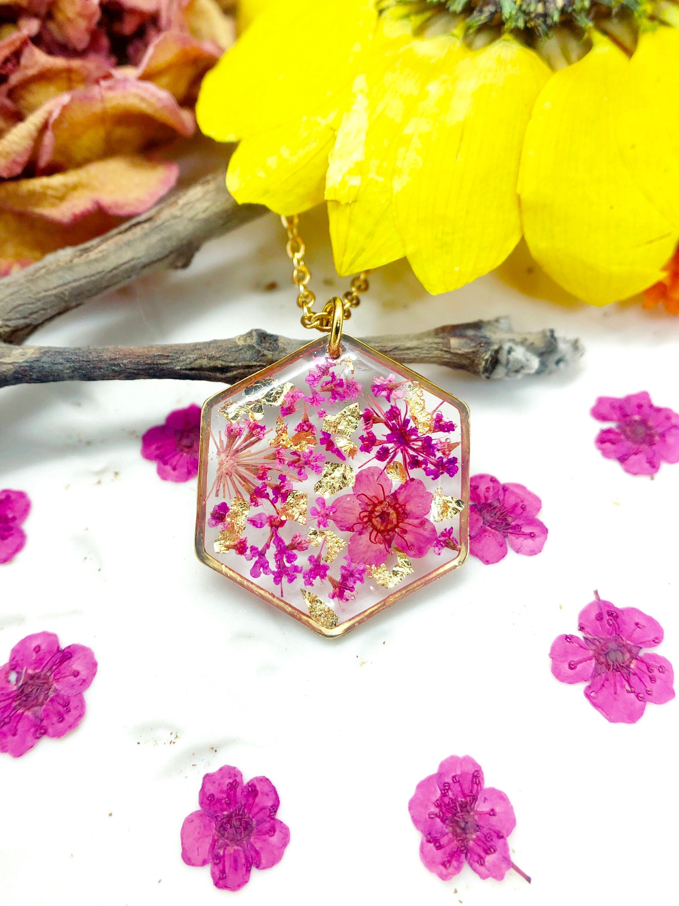 Collana donna oro terrarium fiori veri pizzo rosa fucsia Ciondolo resina catenella acciaio regolabile.Gioielli resina fiori veri cristalli