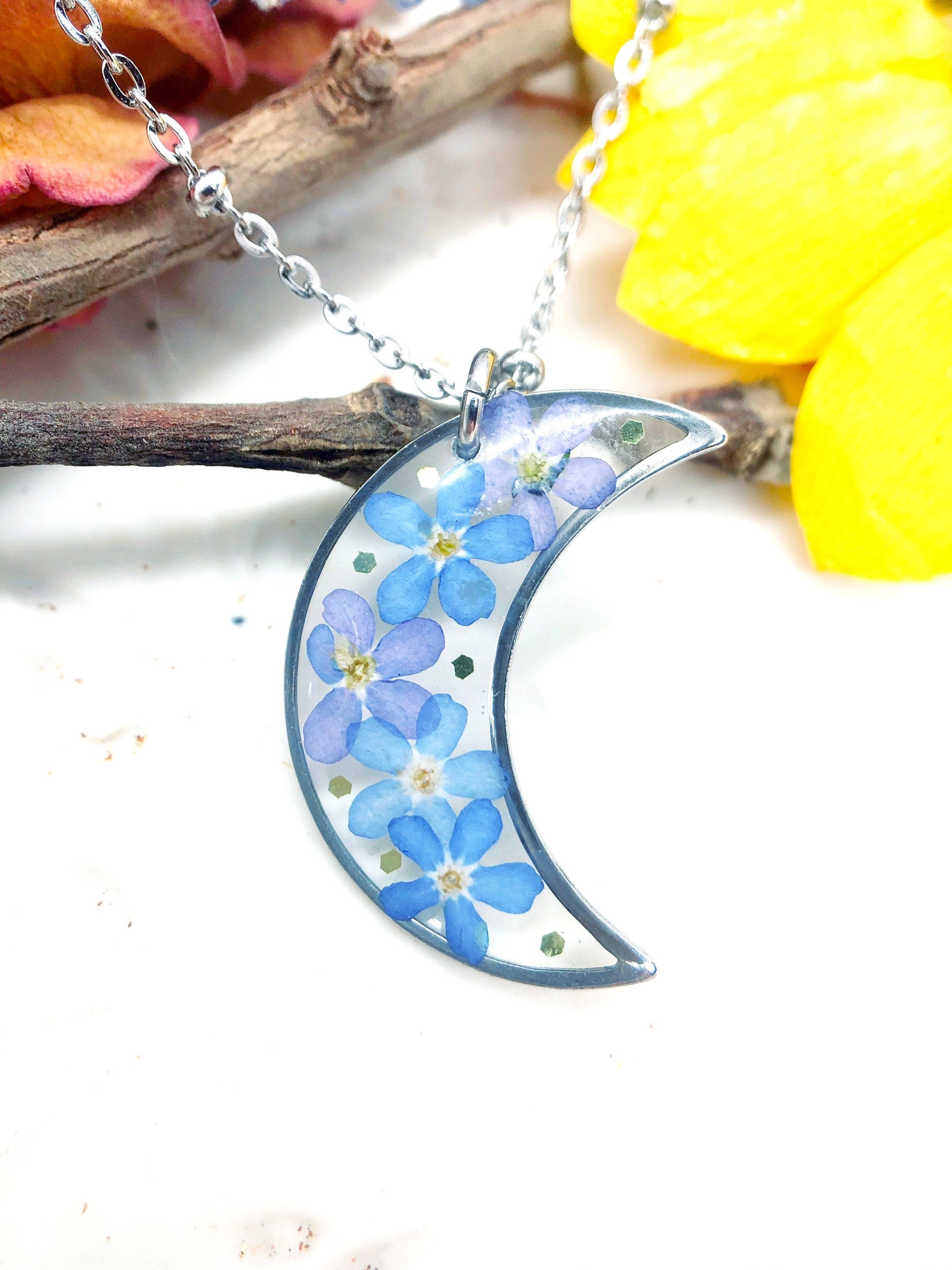 Collana Luna fiori veri Forget me not in resina uv. Ciondolo Luna argento nontiscordardimé .Gioielli resina.Fiori pressati essiccati