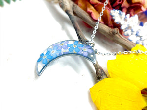 Collana Luna fiori veri Forget me not in resina uv. Ciondolo Luna argento nontiscordardimé .Gioielli resina.Fiori pressati essiccati