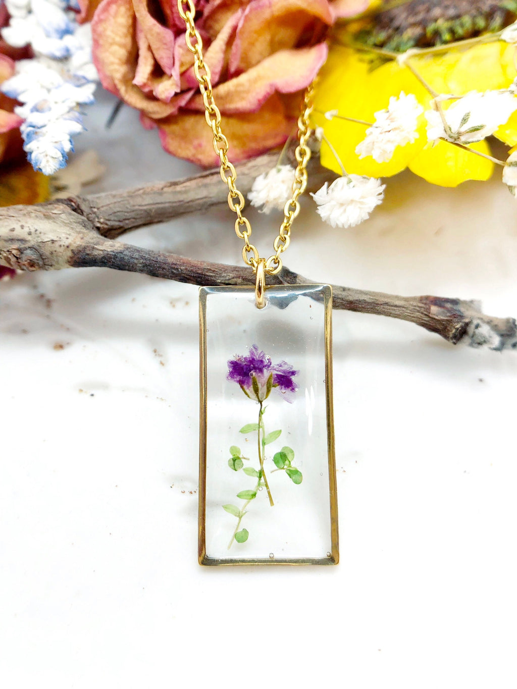 Collana donna ciondolo fiore vero nebbiolina viola in resina.Collana minimal botanica.Gioielli cristalli fiori essiccati pressati terrarium.