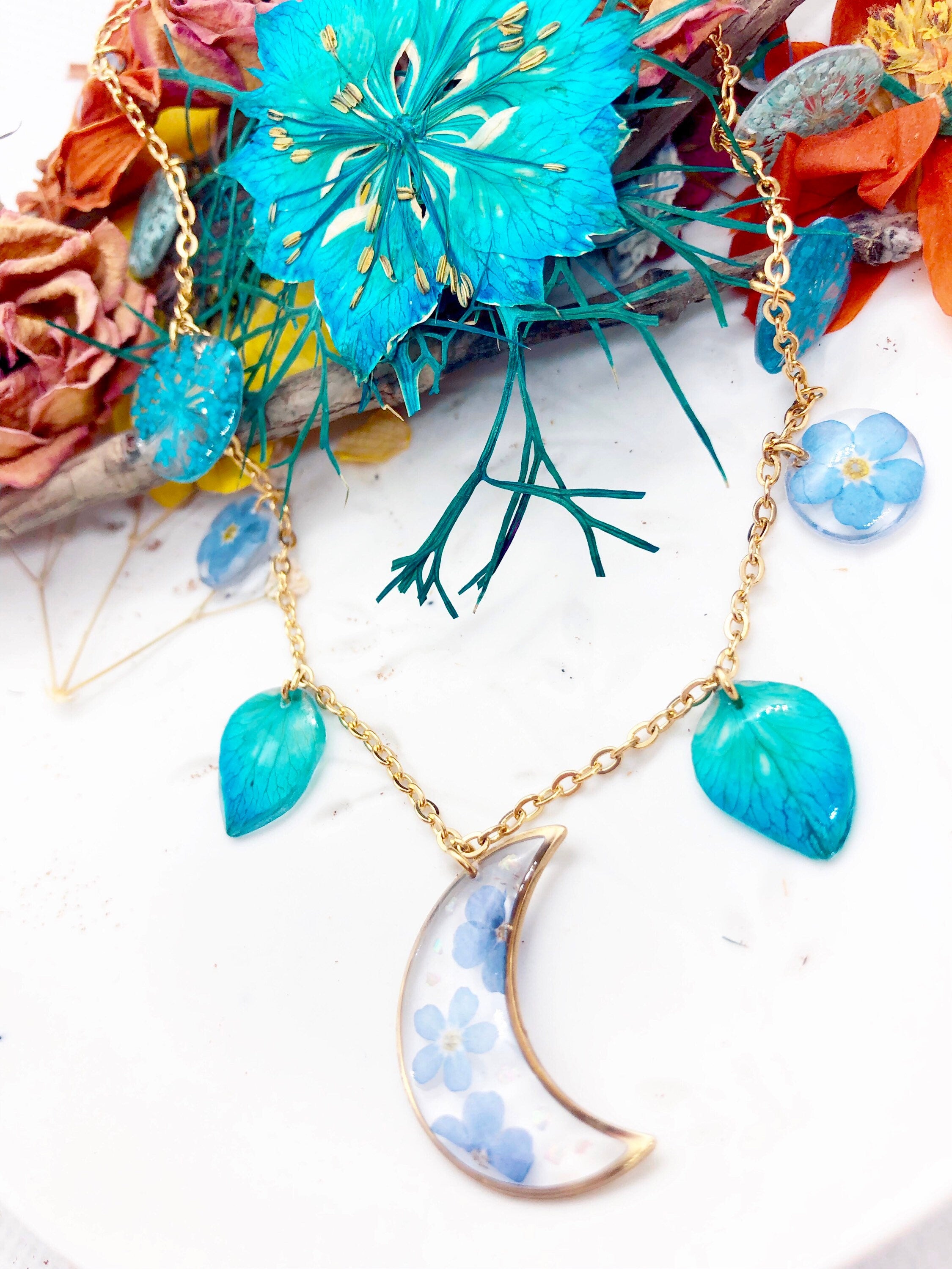 Collana donna luna oro ciondoli fiori veri azzurri.Gioielli fiori veri essiccati pressati in resina. Accessori gioielli unici handmade