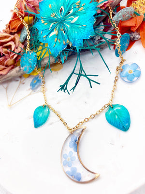 Collana donna luna oro ciondoli fiori veri azzurri.Gioielli fiori veri essiccati pressati in resina. Accessori gioielli unici handmade