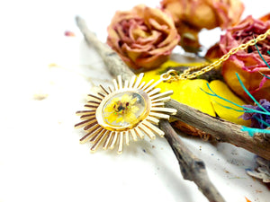 Collana donna ciondolo sole placcato oro fiore vero giallo strawflower resina Catena acciaio oro Gioielli cristalli fiori essiccati pressati