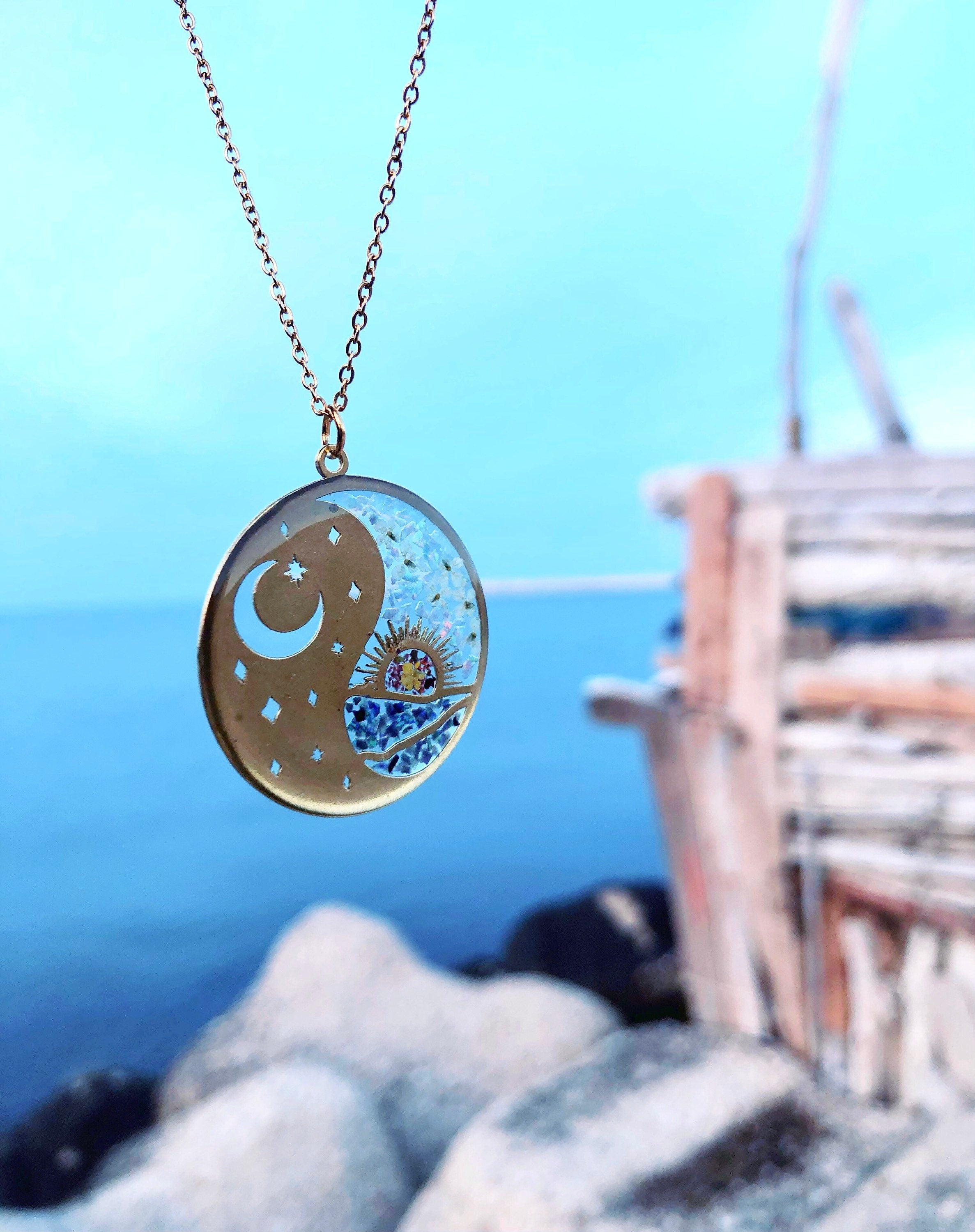 Collana donna pendente oro ciondolo giorno e notte ottone. Gioielli fiori veri resina con scaglie opale. Charm luna sole mare stelle