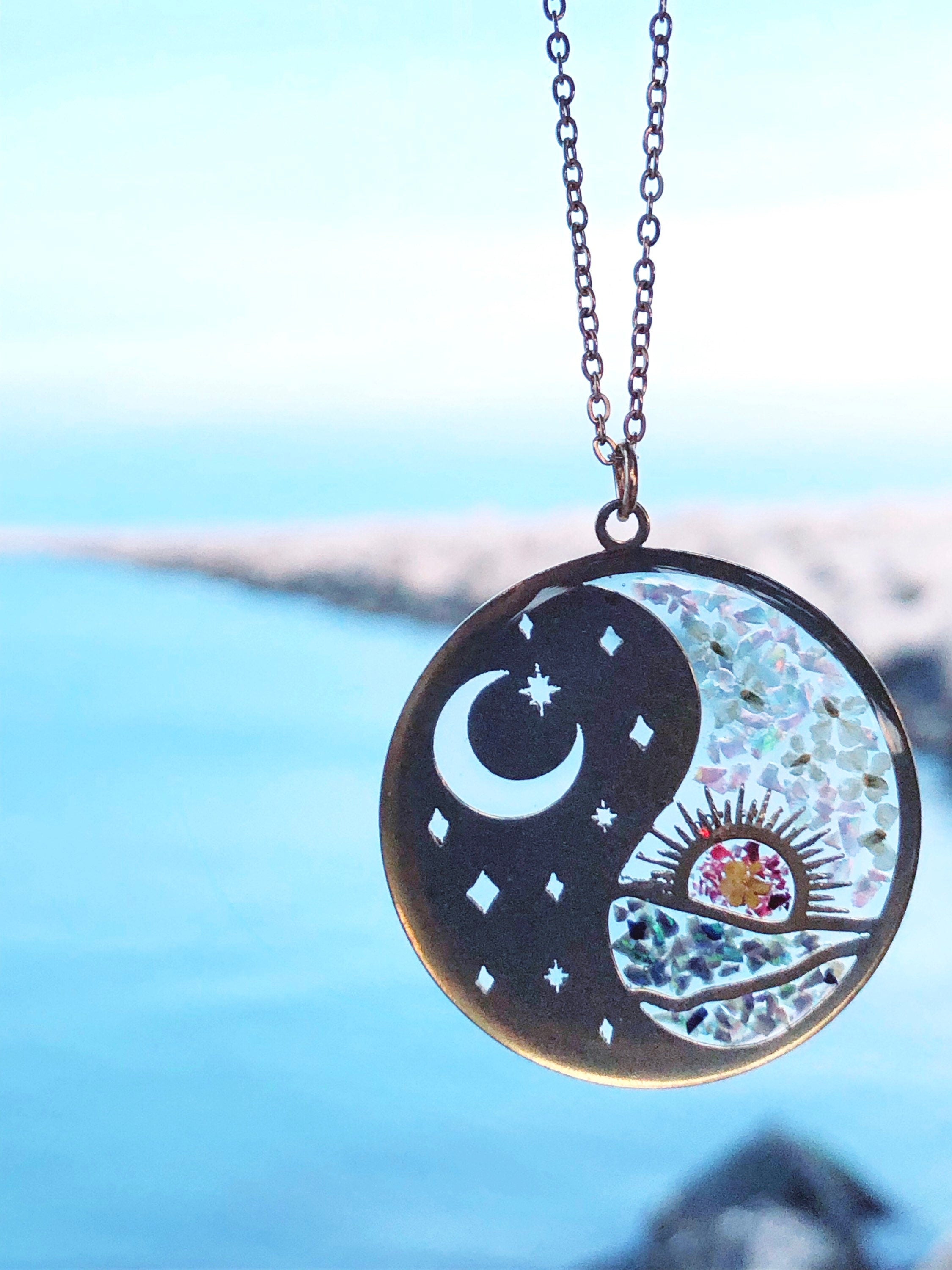 Collana donna pendente oro ciondolo giorno e notte ottone. Gioielli fiori veri resina con scaglie opale. Charm luna sole mare stelle