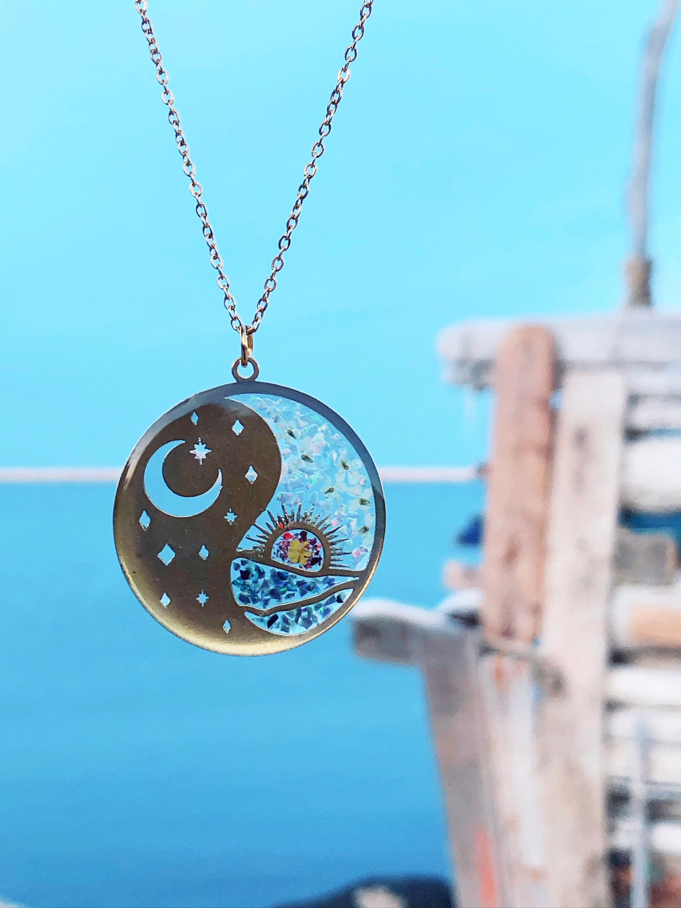 Collana donna pendente oro ciondolo giorno e notte ottone. Gioielli fiori veri resina con scaglie opale. Charm luna sole mare stelle