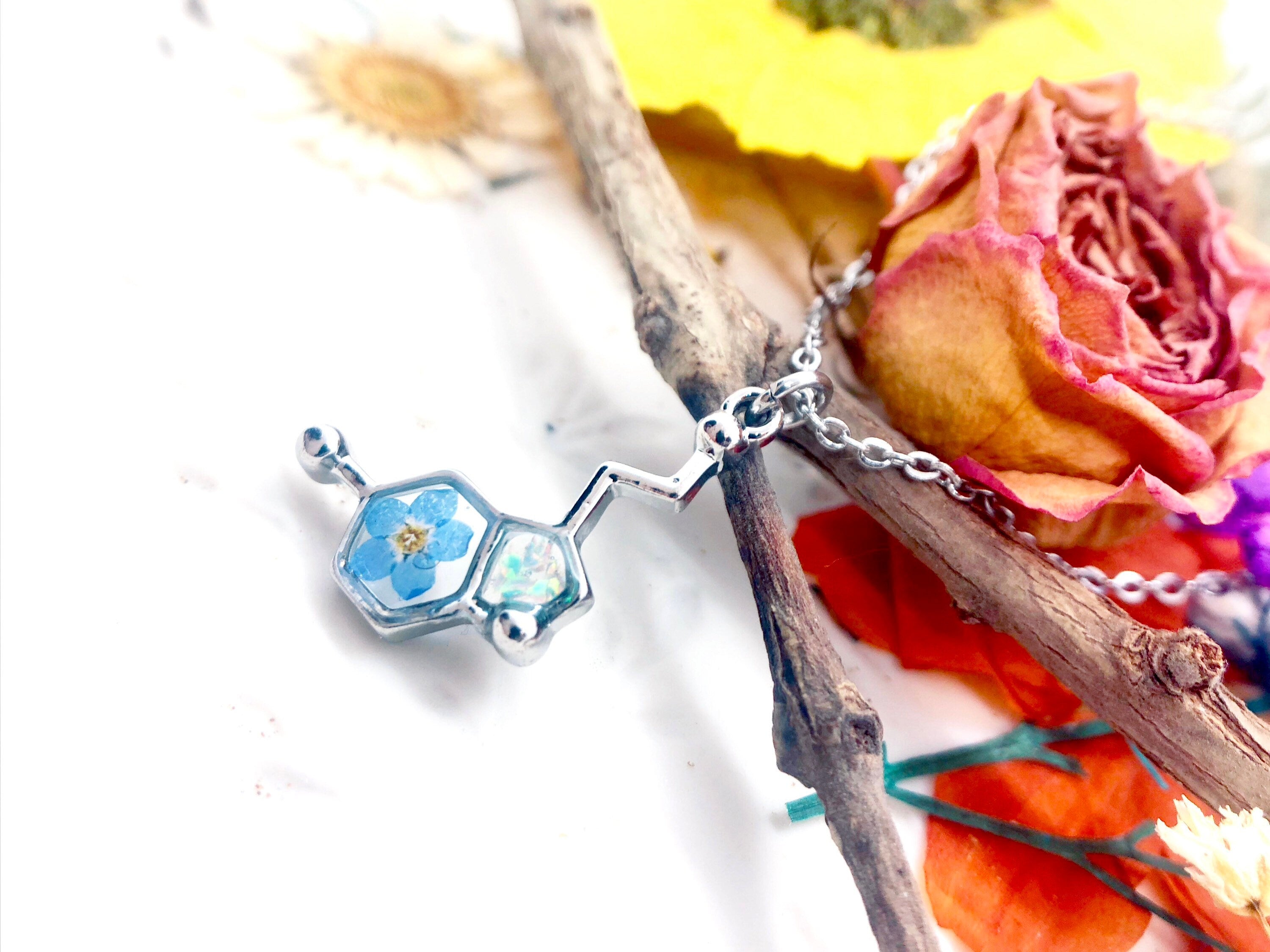 Collana ciondolo molecola di serotonina acciaio argento fiore vero Forget me not. Gioielli fiori veri in resina. Regalo unico.