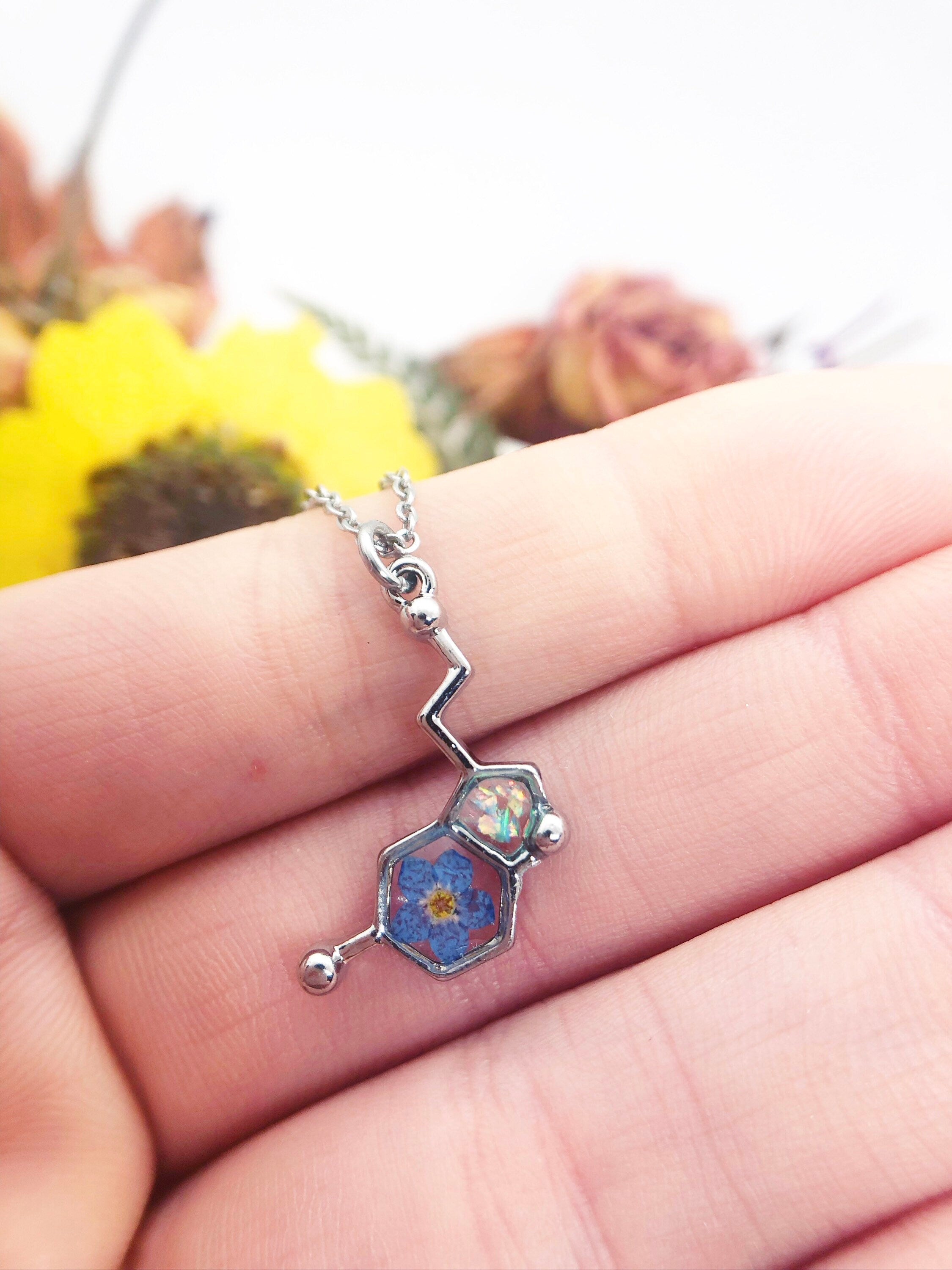 Collana ciondolo molecola di serotonina acciaio argento fiore vero Forget me not. Gioielli fiori veri in resina. Regalo unico.