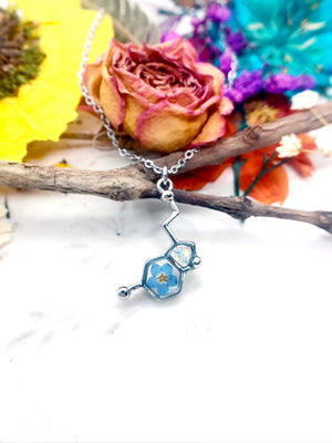 Collana ciondolo molecola di serotonina acciaio argento fiore vero Forget me not. Gioielli fiori veri in resina. Regalo unico.