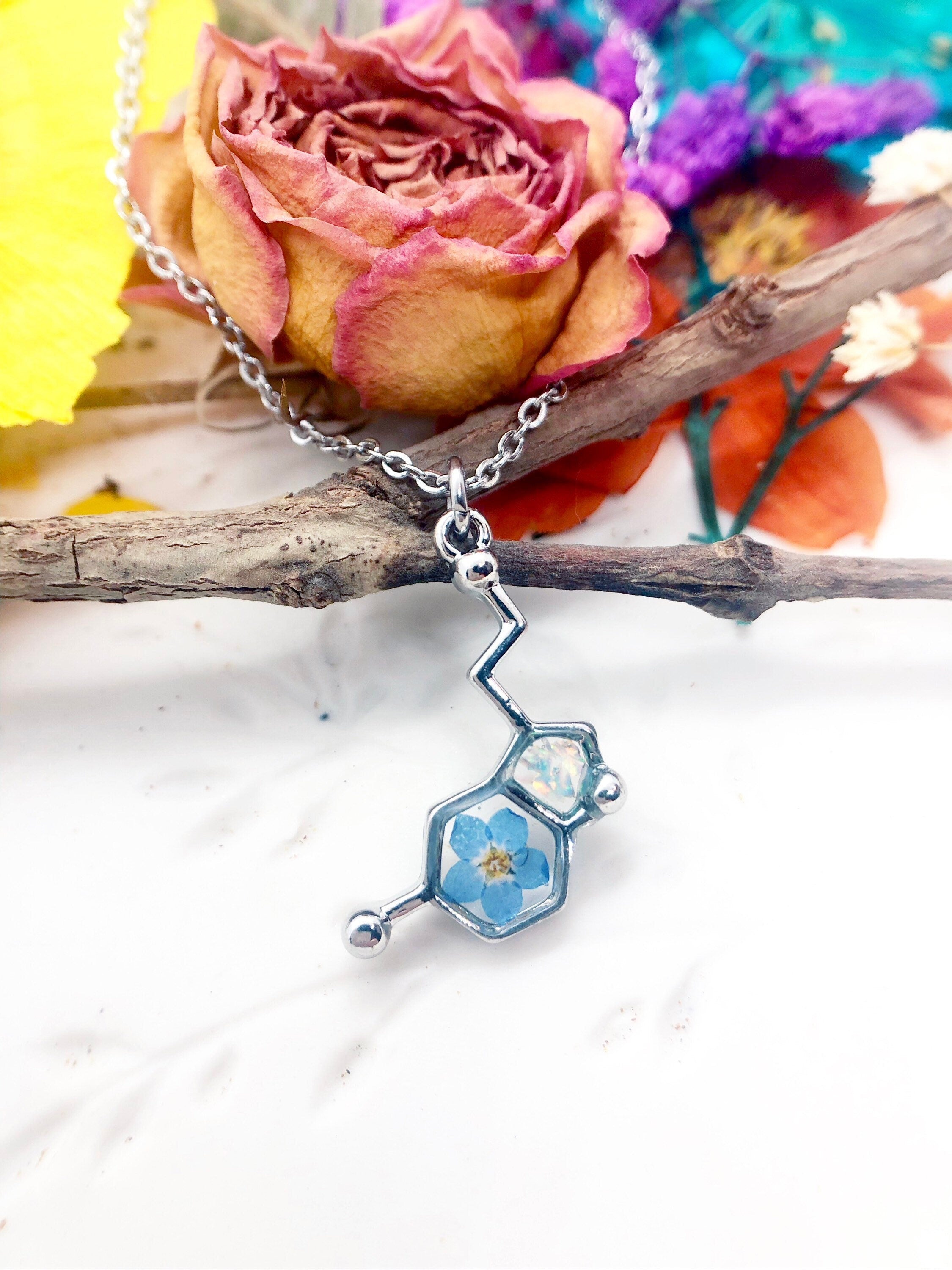 Collana ciondolo molecola di serotonina acciaio argento fiore vero Forget me not. Gioielli fiori veri in resina. Regalo unico.