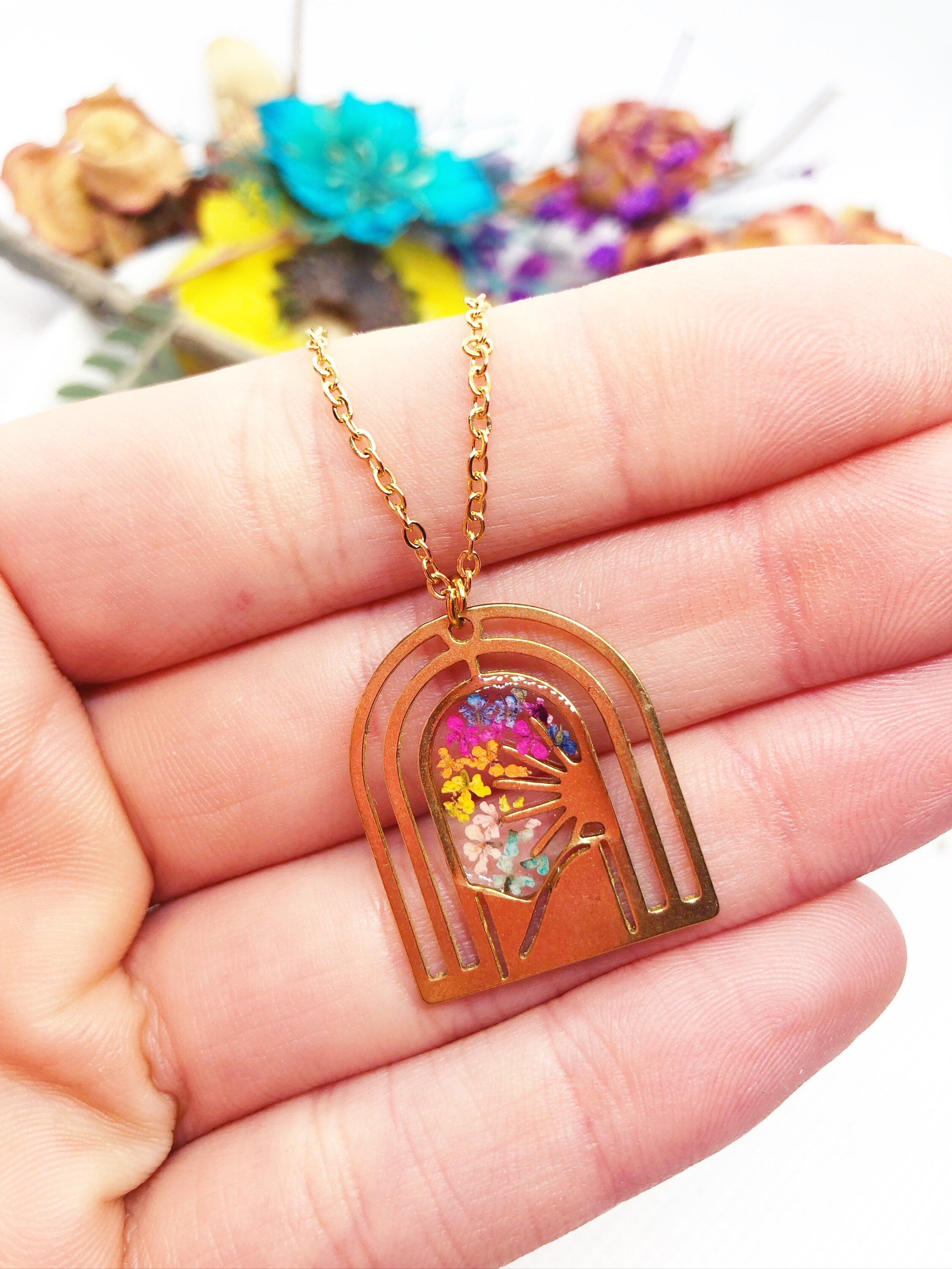 Collana donna pendente oro ciondolo ottone tramonto arcobaleno. Gioielli fiori veri colorati in resina. Collana boho hippy