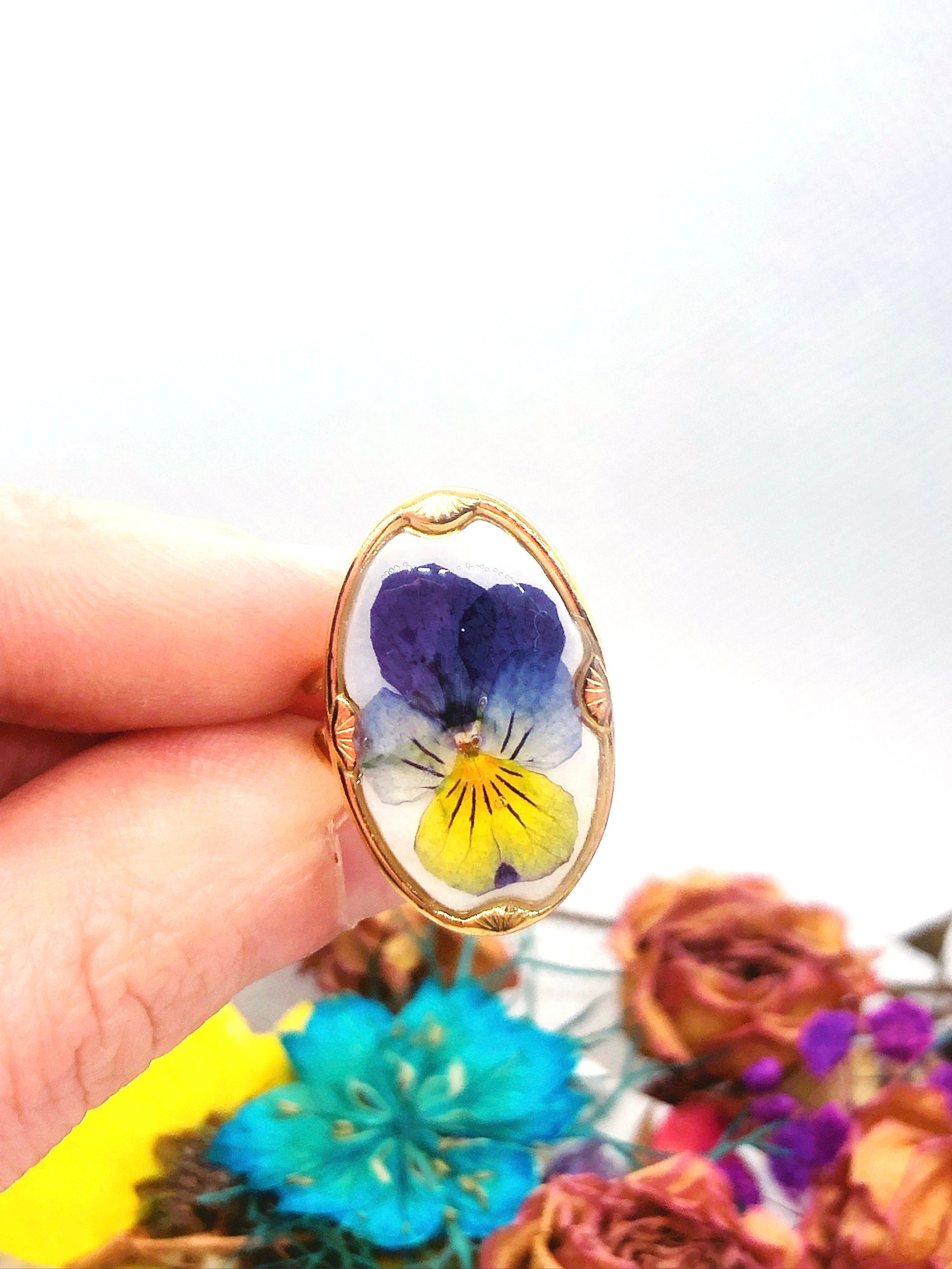 Anello donna bianco pansy in resina. Gemma ovale vintage oro fiore vero Viola del pensiero. Anello taglia unica regolabile. Anello resina