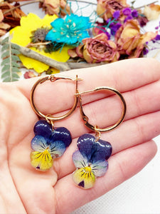 Orecchini cerchi pendenti donna oro ciondolo fiore vero Viola del pensiero resina.Gioielli resina fiori secchi pressati.Regalo unico per lei