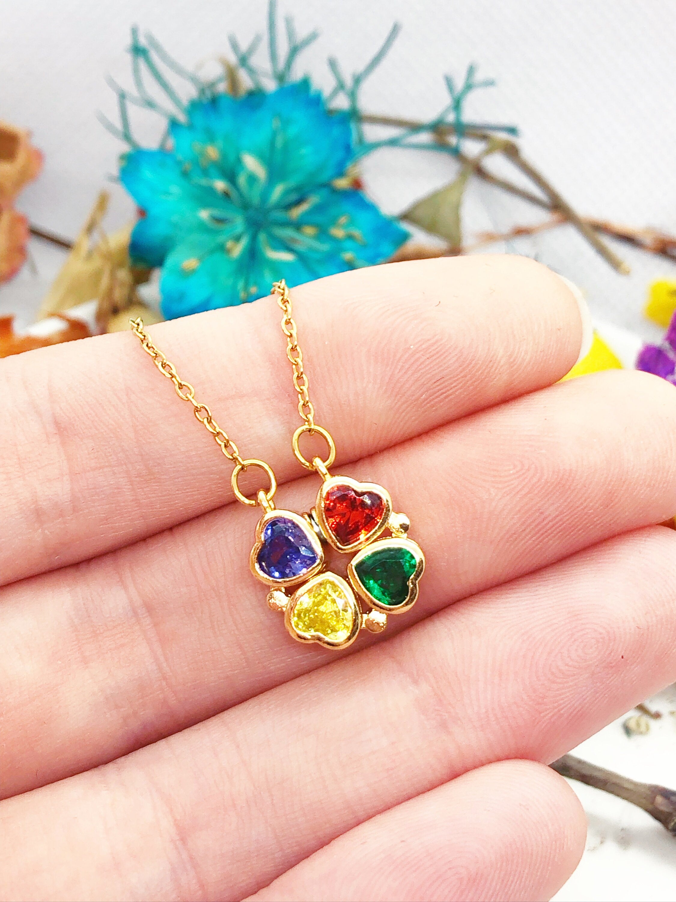 Collana con gemme cuore arcobaleno colorate. Il gioiello magnetico si trasforma in quadrifoglio. Collana multicolore acciaio oro anallergico