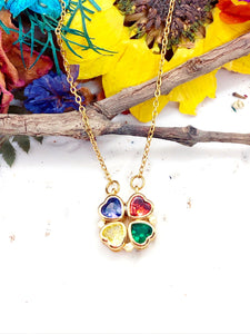 Collana con gemme cuore arcobaleno colorate. Il gioiello magnetico si trasforma in quadrifoglio. Collana multicolore acciaio oro anallergico