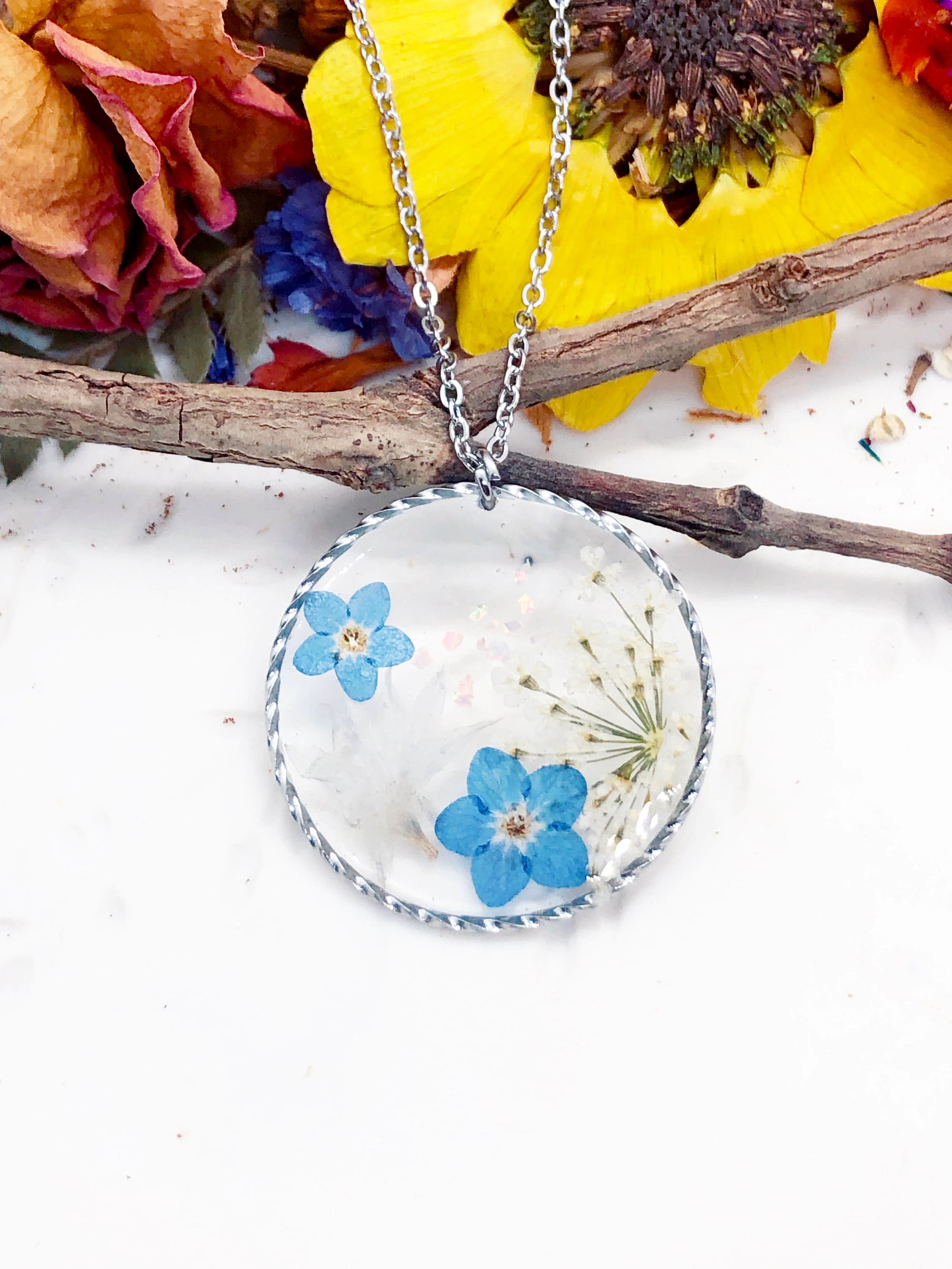 Collana fiori veri nontiscordardimé Forget me not in resina uv. Ciondolo cerchio argento acciaio.Gioielli resina. Regalo occasione speciale