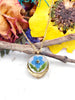 Collana piccolo ciondolo gemma perlata con fiore vero Forget me not nontiscordardimé resina.Catenella acciaio dorato. Idea regalo originale