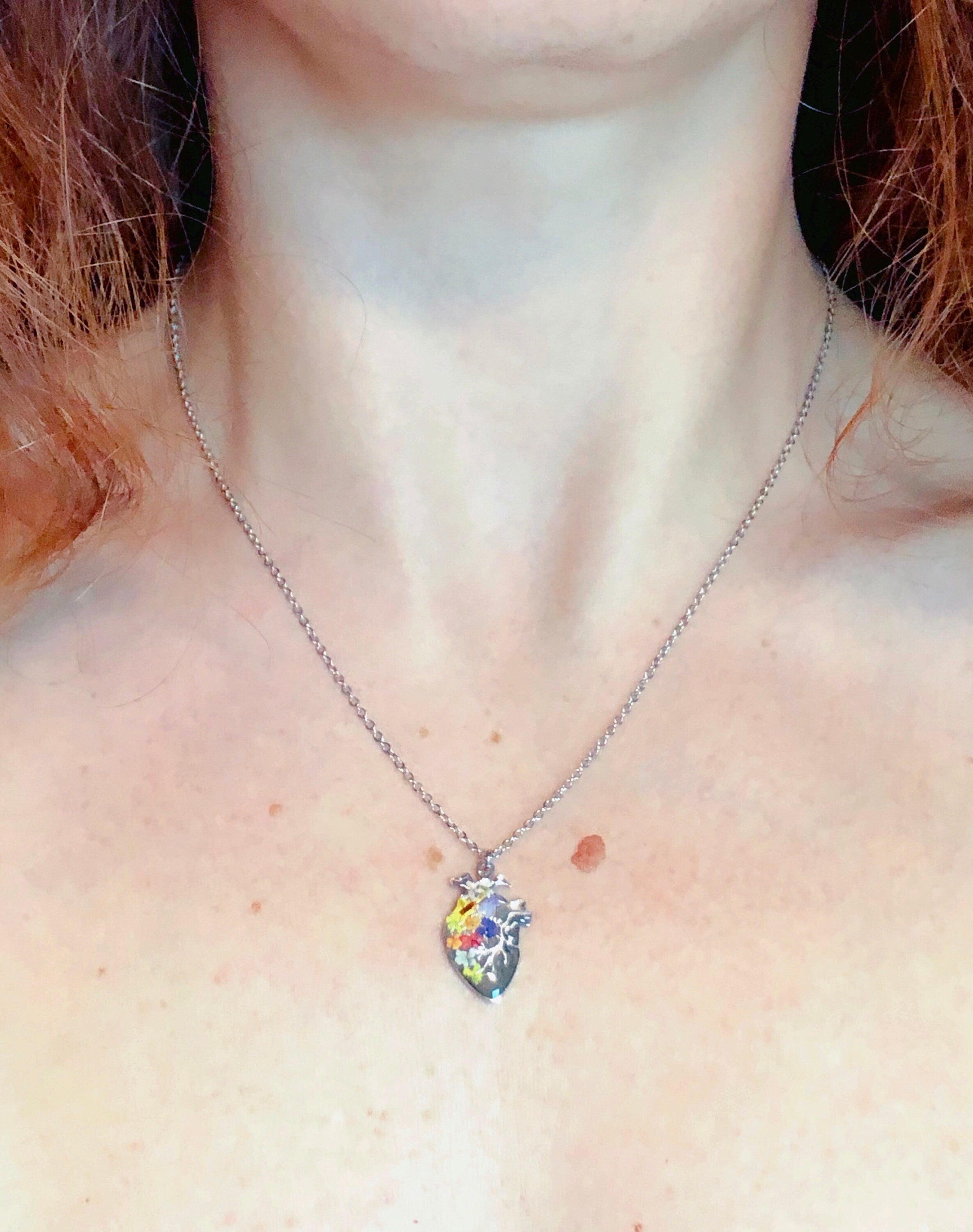 Collana artigianale gioiello ciondolo cuore anatomico argento fiori veri. Gioielli resina.Regalo medico.Regalo Fidanzata.Gioielli Handmade