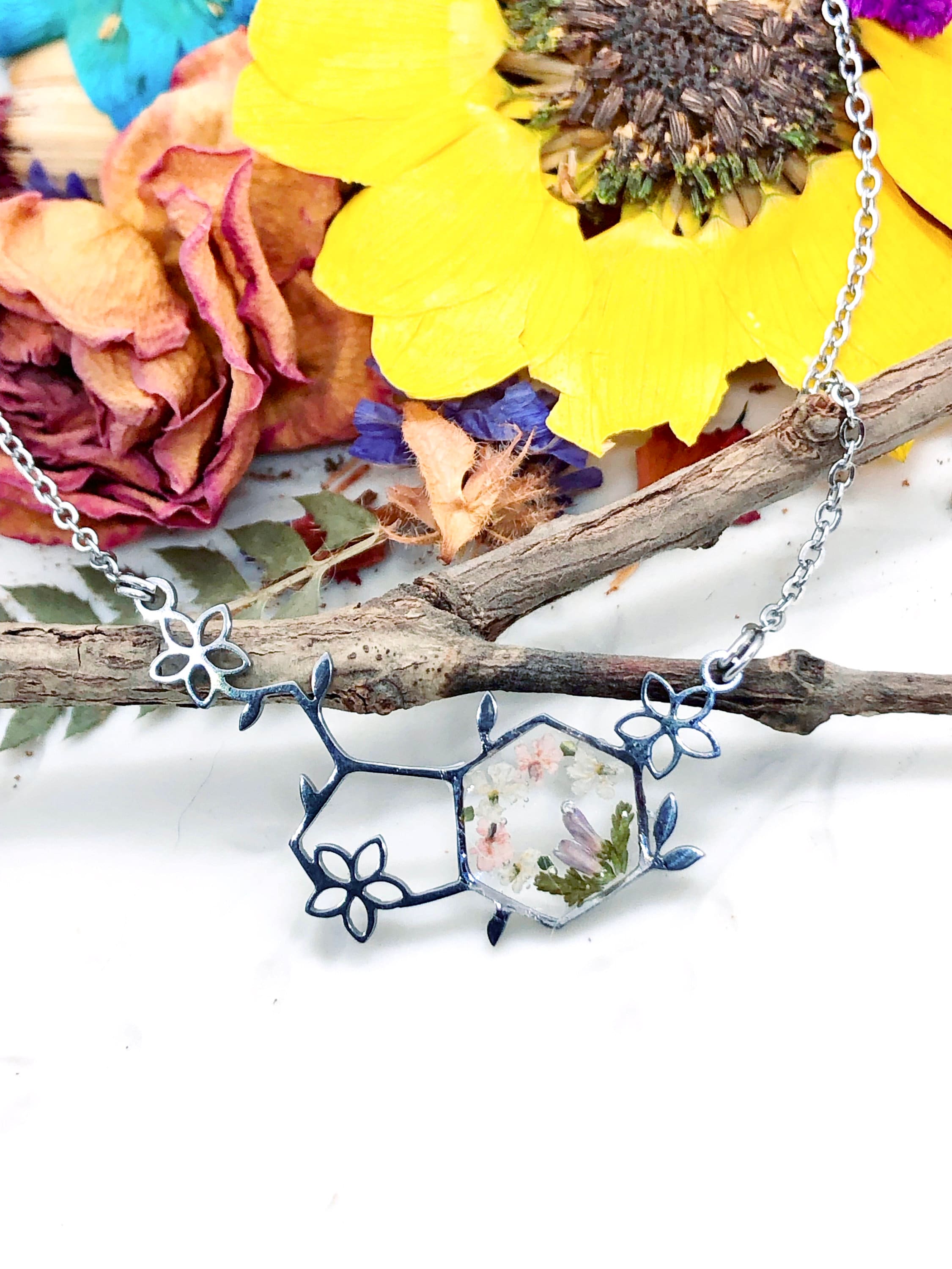 Collana ciondolo molecola di serotonina pendente girocollo fiori veri. Gioielli fiori veri in resina. Regalo felicità speciale